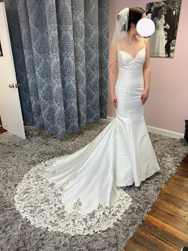 Limited Stock Available!Allure Bridals 9558