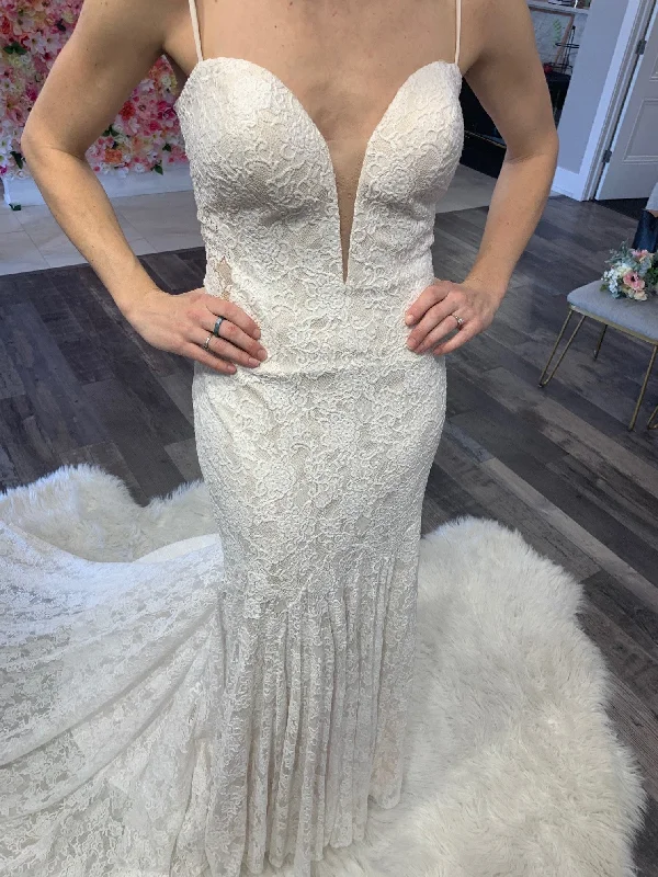 Shop the Hottest Deals!Allure Bridals Maisie F188