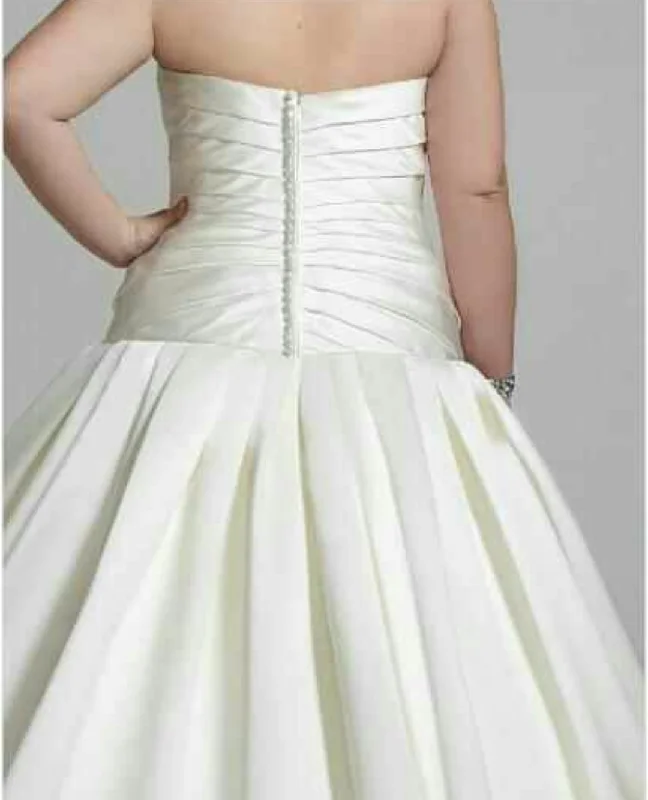 Every Deal is a Steal!Oleg Cassini Sweetheart