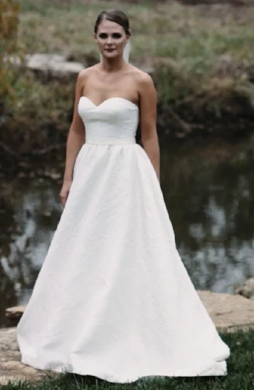 Steals and Deals Await!Oscar de la Renta Embroidered Strapless A-Line Sweetheart