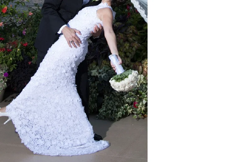 Save Up to 50% Off!Oscar de la Renta White Lace