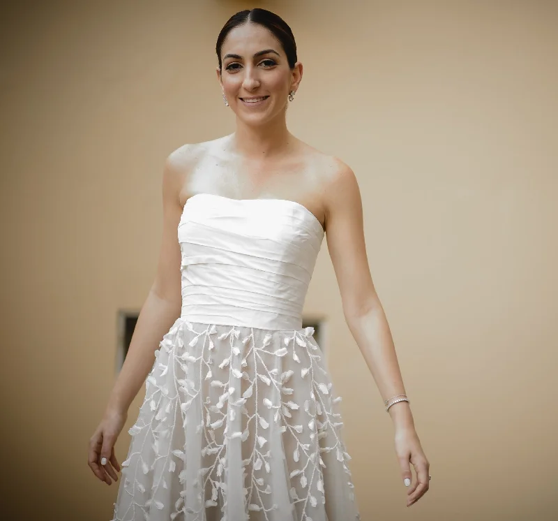 Hurry, Sale Ends Soon!Oscar de la Renta Wisteria Embroidered Gown